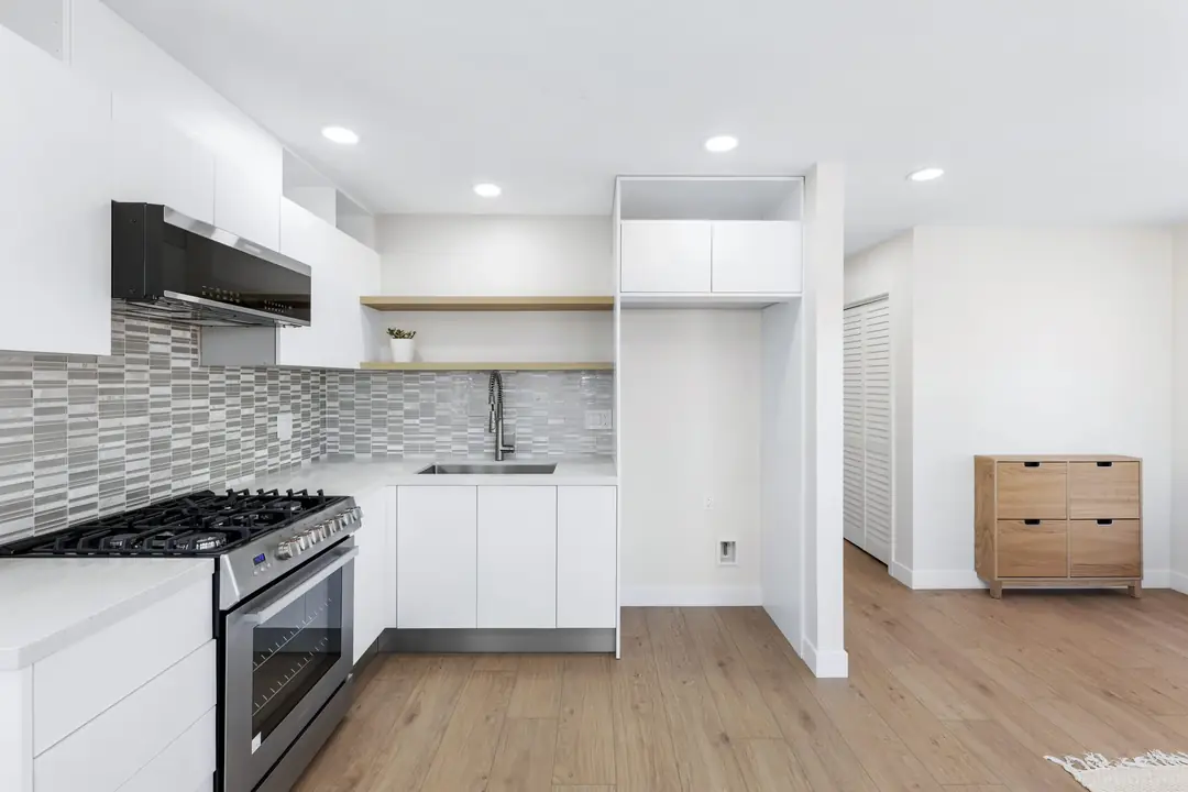 Paso Verde: white kitchen with patterned backsplash
