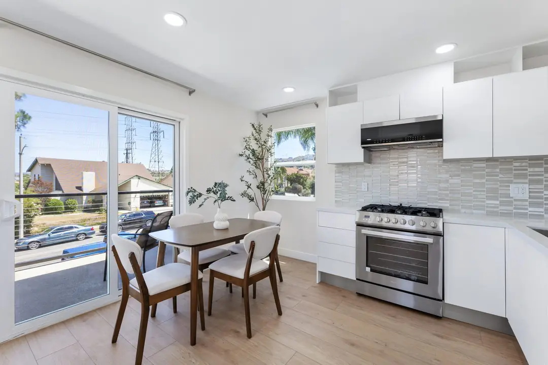 Paso Verde: kitchen and dining area beside glass doors