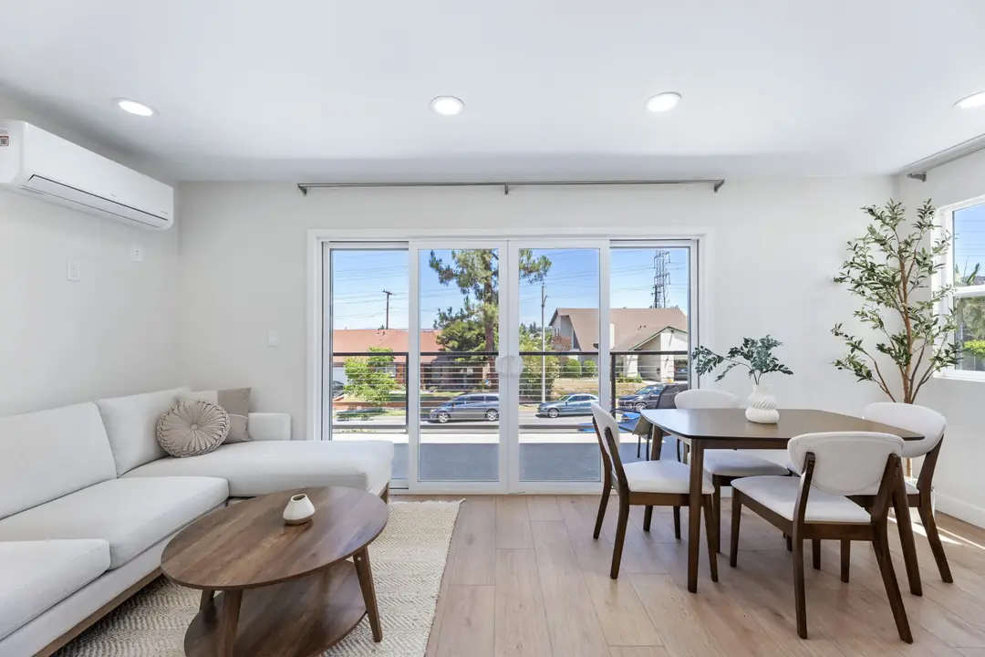 Paso Verde: living room and dining table facing balcony