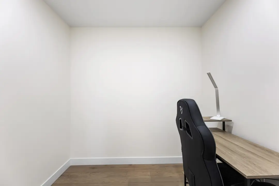 Paso Verde: small interior room with desk