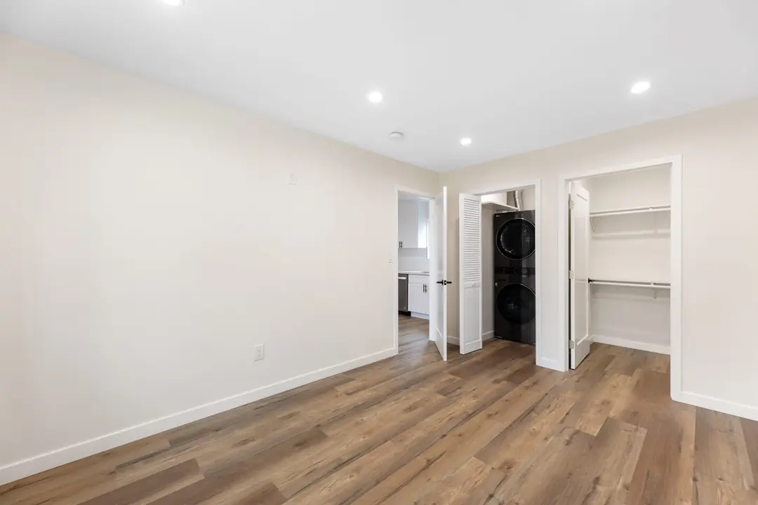 Toledo: room with mirrored closet and wood toned floor