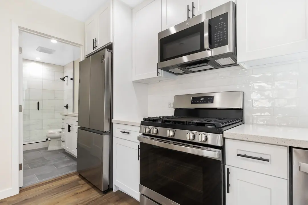 Toledo: white kitchen with stainless appliances