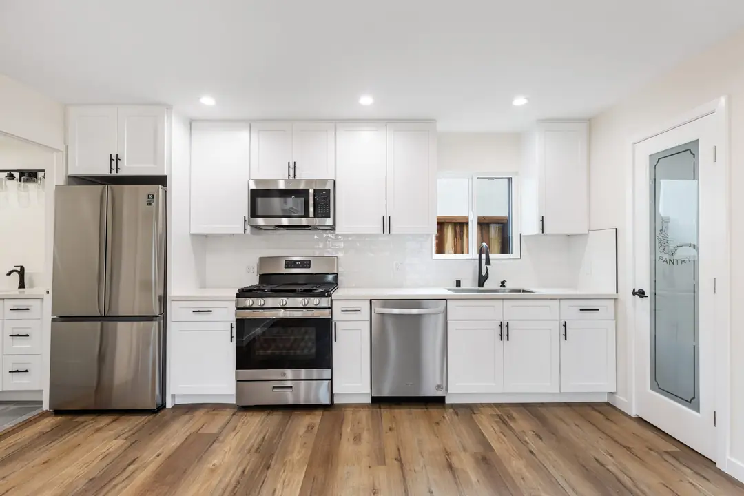 Toledo: kitchen cabinetry and appliances