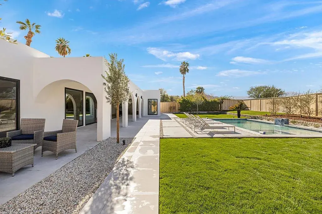 Vista Grande: arched terrace beside garden