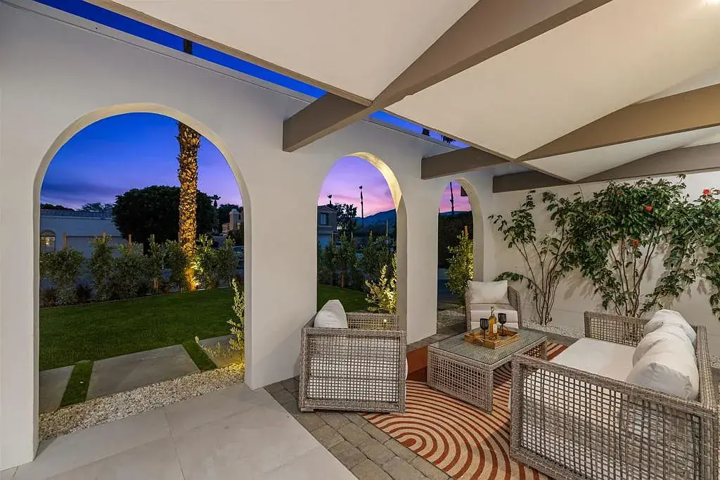 Vista Grande: furnished covered terrace at dusk