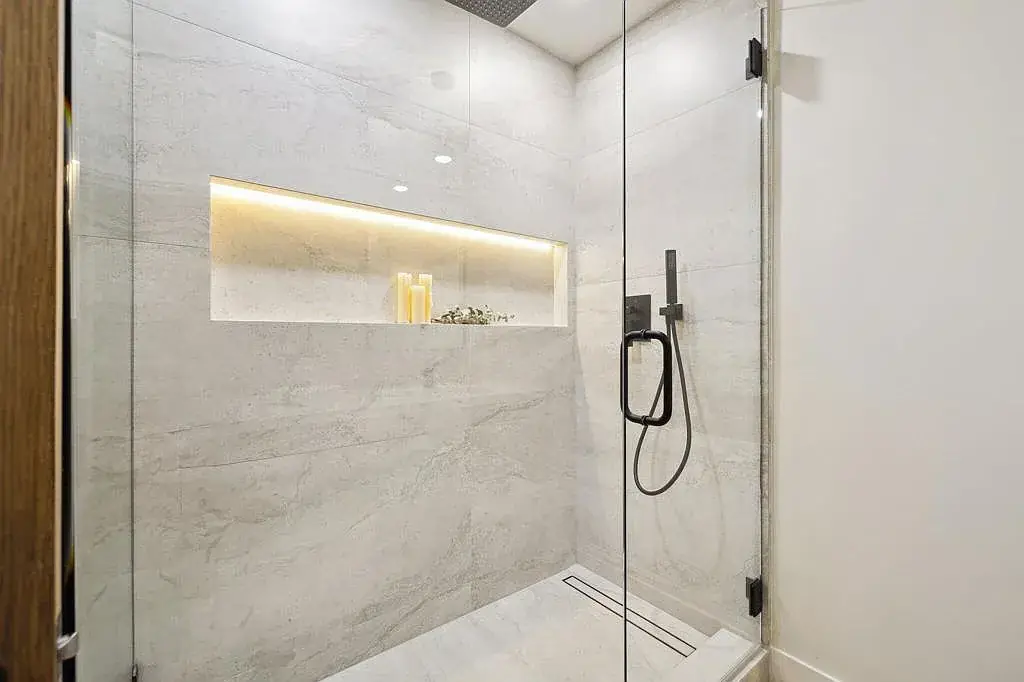 Vista Grande: tiled shower with lit recess