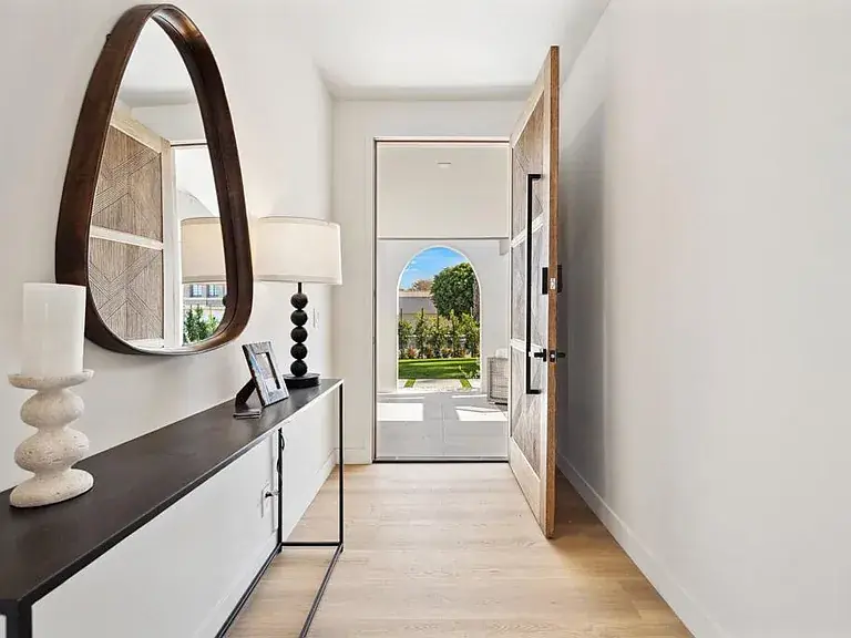 Vista Grande: entry hall with round mirror