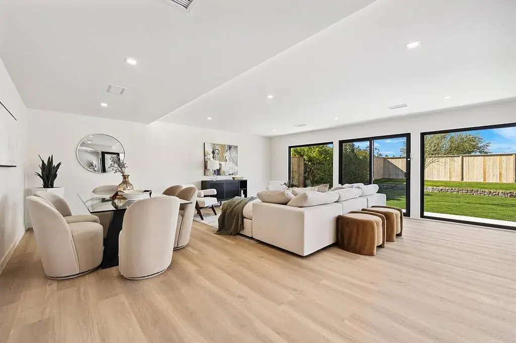 Vista Grande: furnished living area facing garden