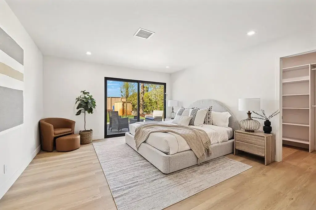 Vista Grande: bedroom with dark framed glass doors